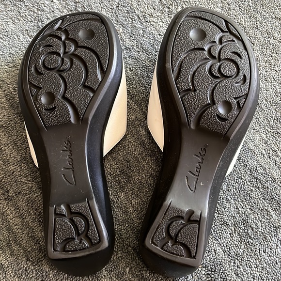 Clarks White Flower Sandals - Picture 5 of 7